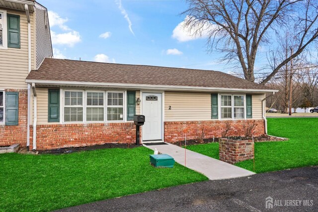 view of front of home featuring a front yard