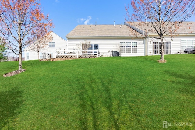 31 Mcgowan Ct, Old Bridge, NJ 08857 - back of house featuring a yard