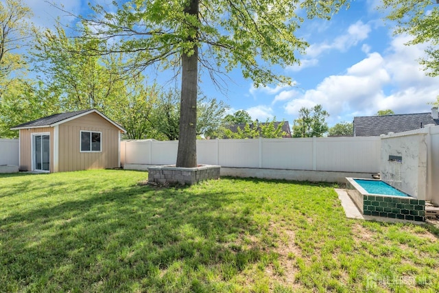 view of yard with an outbuilding