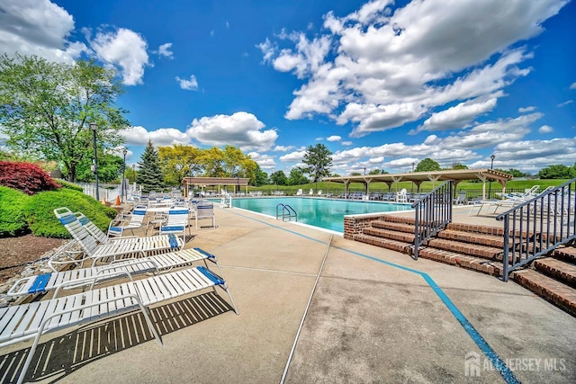 122 Concordia Cir Unit B, Monroe, NJ 08831 - community pool with a patio