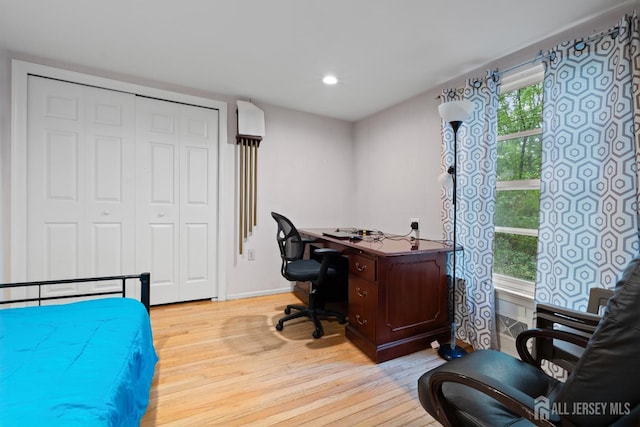 910 Curtis Pl, North Brunswick, NJ 08902 - bedroom with light wood-style floors, a desk, a closet, and recessed lighting
