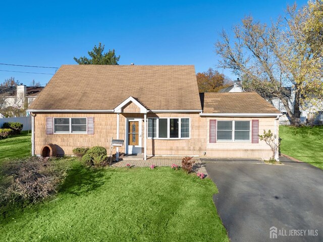 view of front of property featuring a front lawn