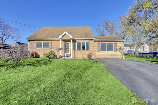 view of front facade with a front yard