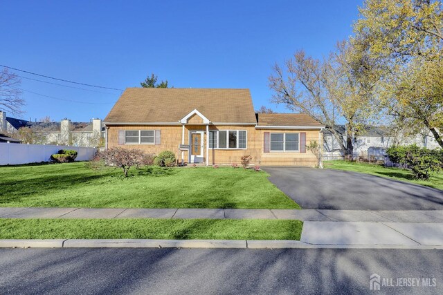 view of front of property featuring a front lawn