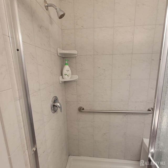 full bathroom featuring tiled shower