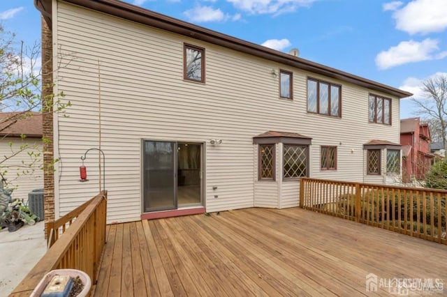 6 Persimmon Ct, East Brunswick, NJ 08816 - back of house with a deck