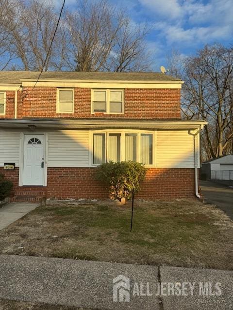 view of front of property featuring a front yard