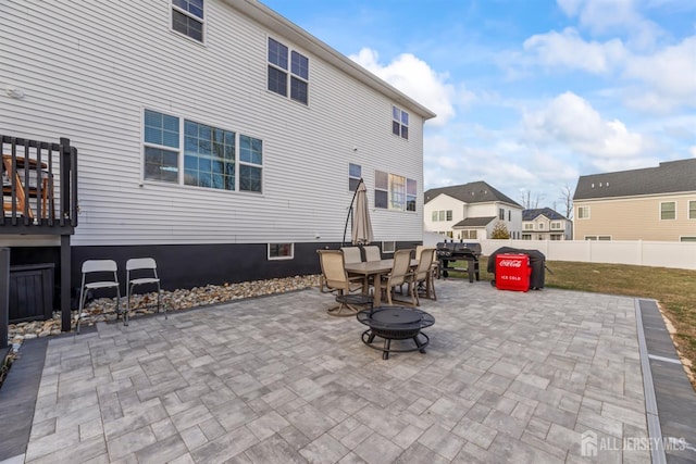 view of patio with an outdoor fire pit