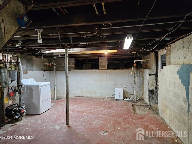 basement featuring washer / clothes dryer