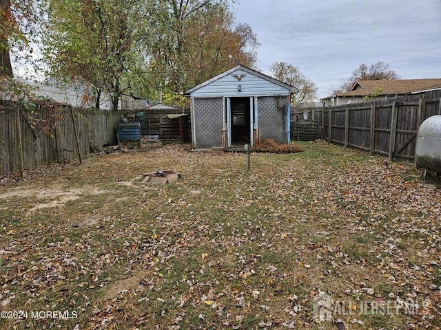 view of yard with an outbuilding