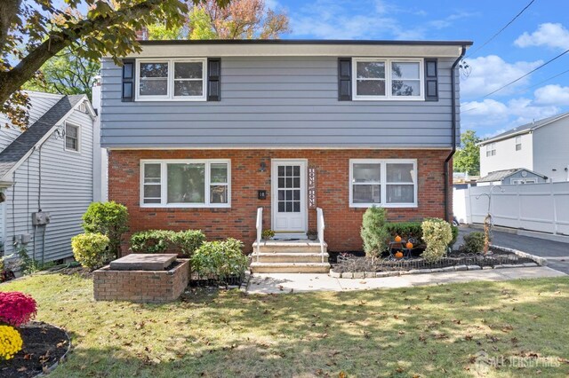 view of front of home with a front lawn