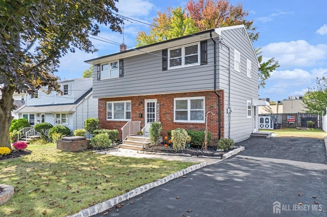 view of front of house featuring a front lawn