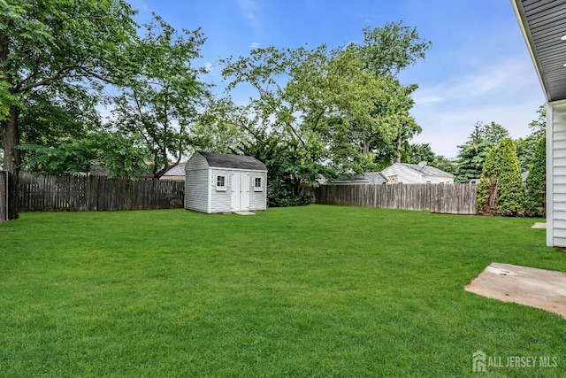 35 Glenville Rd, Edison, NJ 08817 - fenced backyard featuring a storage shed