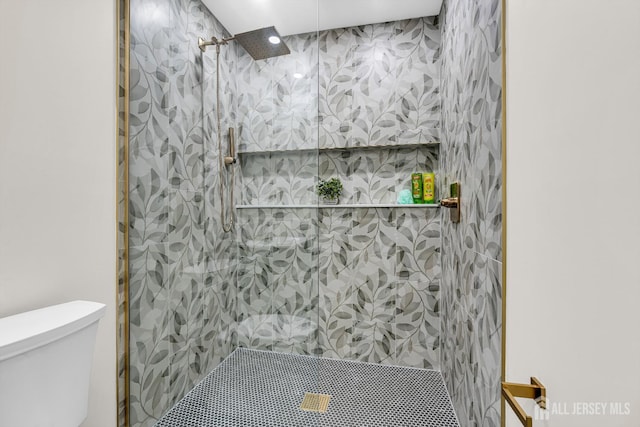 35 Glenville Rd, Edison, NJ 08817 - bathroom with walk in shower and recessed lighting