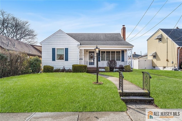 view of front of property featuring a front yard and a porch