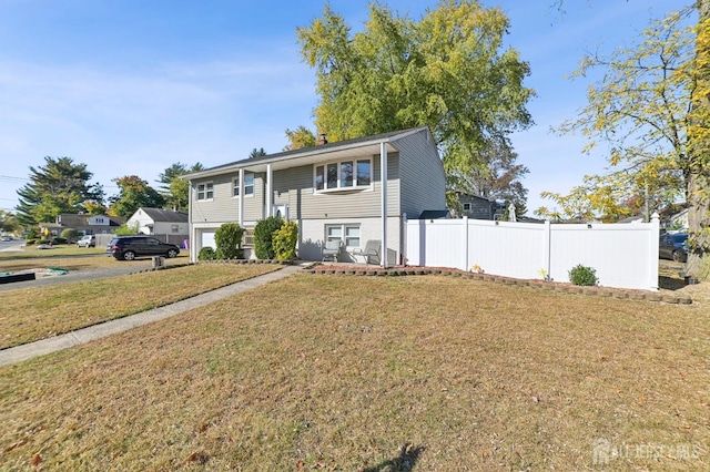 bi-level home featuring a front lawn