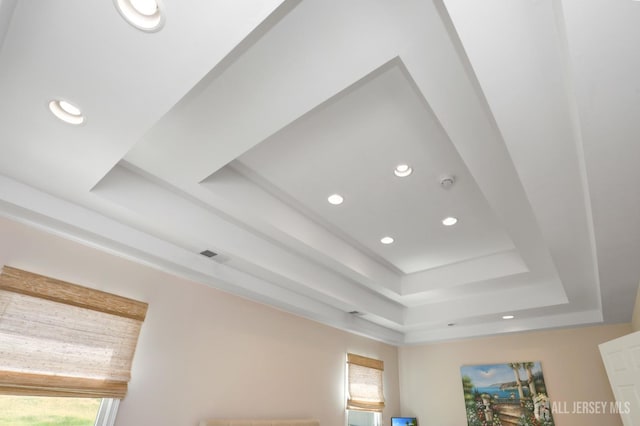 7 Arthurs Ct, Manalapan, NJ 07726 - detailed view of a tray ceiling, recessed lighting, and a smoke detector