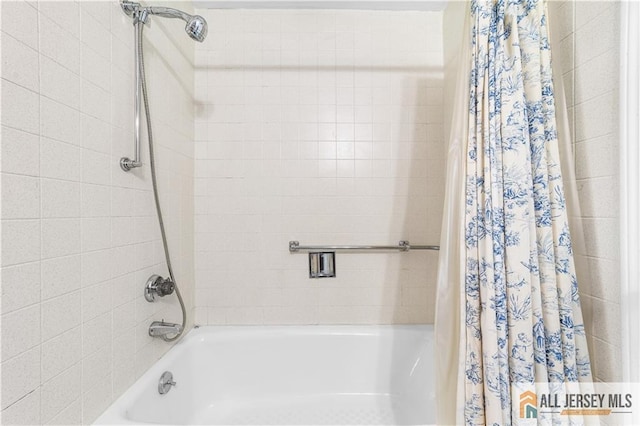 bathroom featuring shower / tub combo