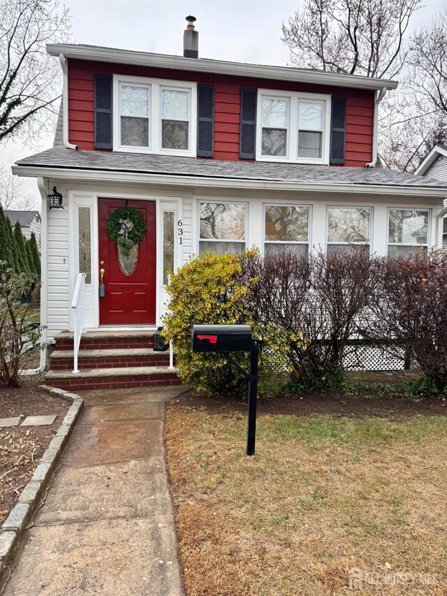 view of front of property featuring a front yard