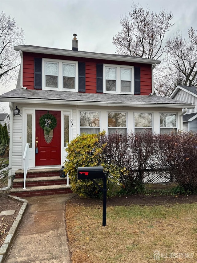 view of front facade featuring a front lawn