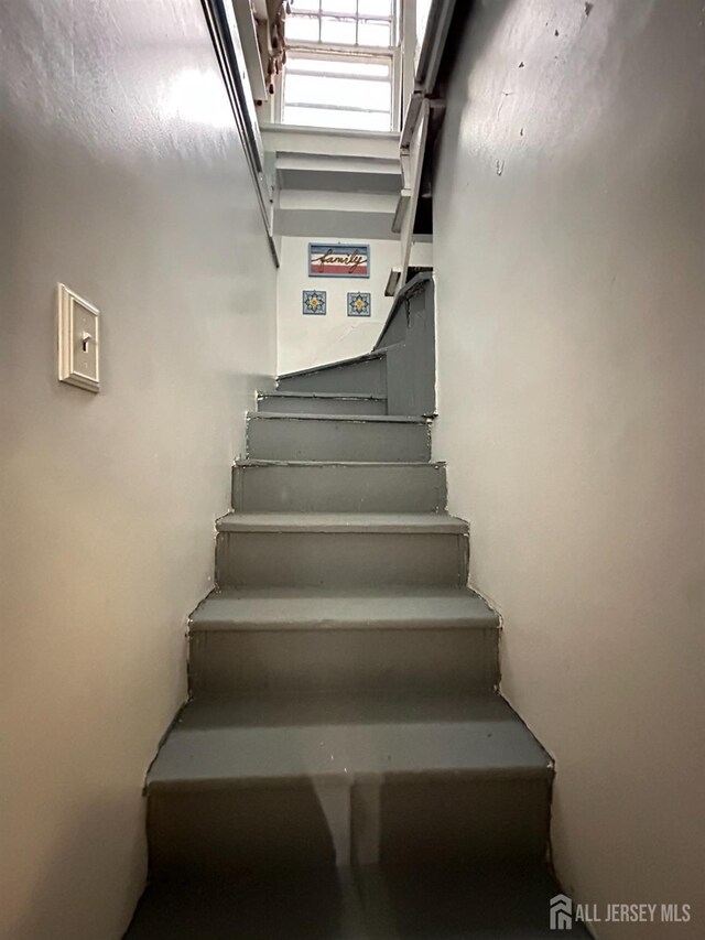 7 Hazelhurst St, New Brunswick, NJ 08901 - view of staircase