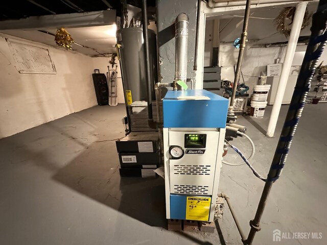 7 Hazelhurst St, New Brunswick, NJ 08901 - utility room with water heater