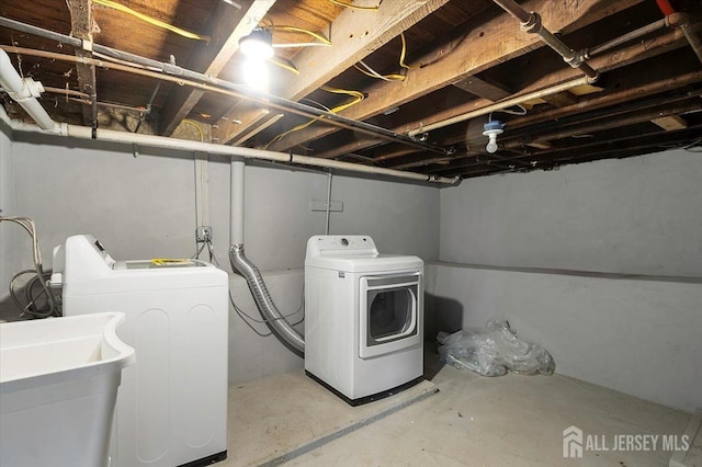 15 Douglas St, Sayreville, NJ 08872 - washroom featuring washing machine and clothes dryer