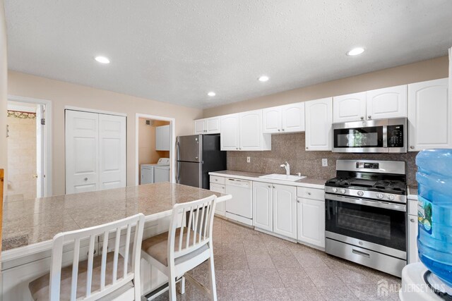 12 Arbor Ct, South Brunswick, NJ 08852 - kitchen with stainless steel appliances, independent washer and dryer, recessed lighting, a breakfast bar, and backsplash
