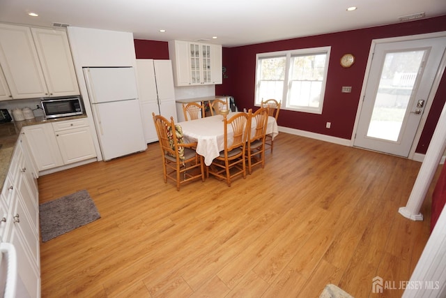 dining room featuring visible vents, light wood-style flooring, recessed lighting, and baseboards