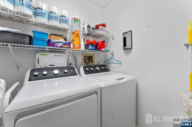 87 Fairway Blvd, Middlesex, NJ 08831 - laundry room featuring independent washer and dryer