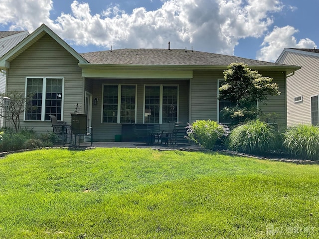 146 Aristotle Way E, Windsor, NJ 08512 - back of property with a yard and a patio area