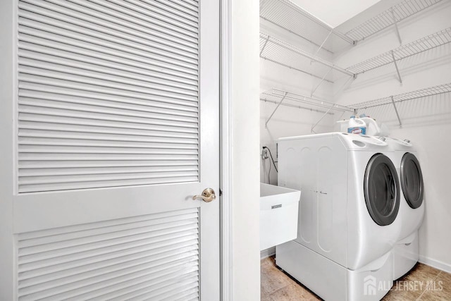 146 Aristotle Way E, Windsor, NJ 08512 - laundry area featuring washing machine and clothes dryer