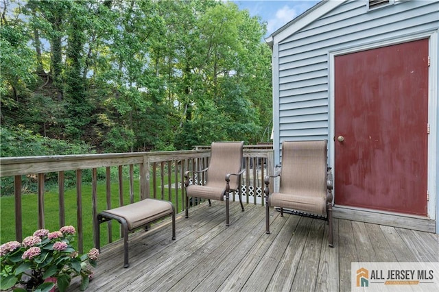 52 Lantern Ln, Sayreville, NJ 08872 - wooden terrace featuring a lawn
