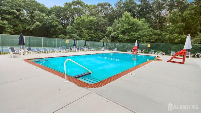 72 Morgan Pl E, Brunswick, NJ 08816 - community pool with a patio and view of wooded area