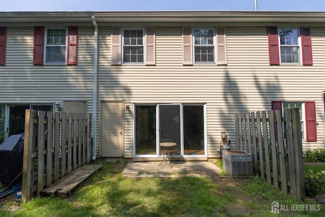 72 Morgan Pl E, Brunswick, NJ 08816 - rear view of house with a patio area