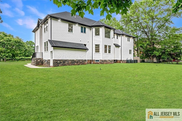 4 Hemlock Dr, Edison, NJ 08820 - back of house featuring a yard