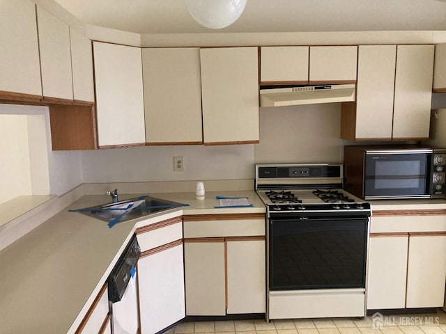 191 Wycoff Way W, East Brunswick, NJ 08816 - kitchen featuring a sink, under cabinet range hood, black microwave, gas range, and light countertops