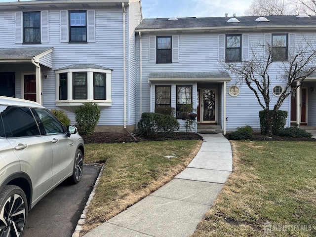 townhome / multi-family property featuring a front yard