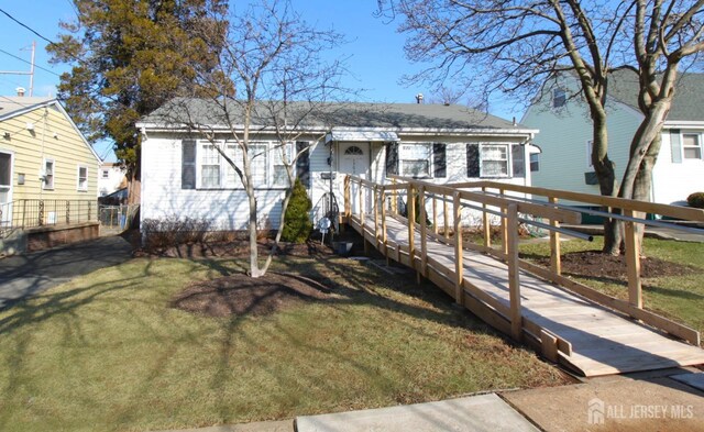 bungalow-style house featuring a front lawn