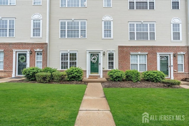 3 Kuczynski Dr, Sayreville, NJ 08859 - colonial-style house featuring brick siding and a front yard