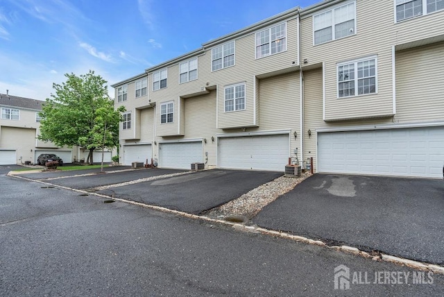 3 Kuczynski Dr, Sayreville, NJ 08859 - traditional-style home with a garage and driveway