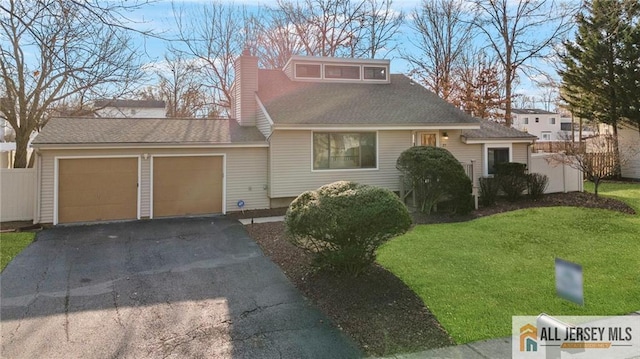 view of front of home featuring a front yard and a garage