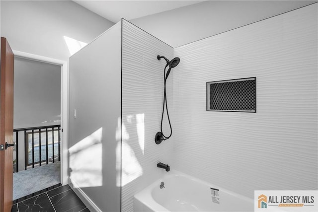 bathroom with tiled shower / bath