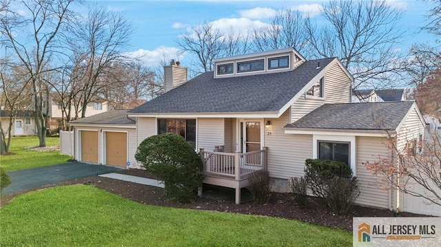 view of front facade featuring a front yard and a garage