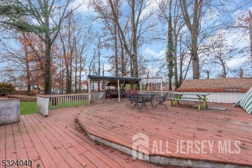 27 6th Ave, Port Reading, NJ 07064 - deck with outdoor dining space