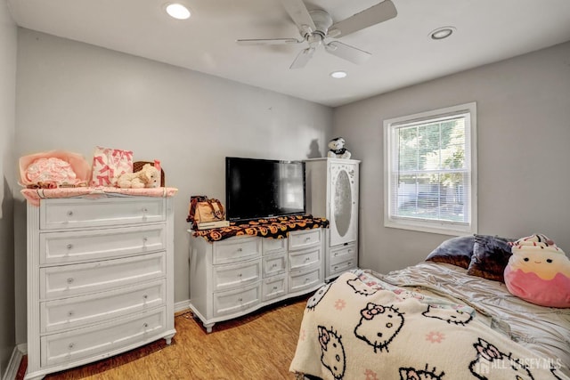 bedroom featuring light wood-style floors, baseboards, a ceiling fan, and recessed lighting