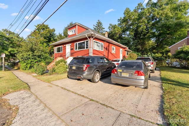 view of front of property featuring a front lawn