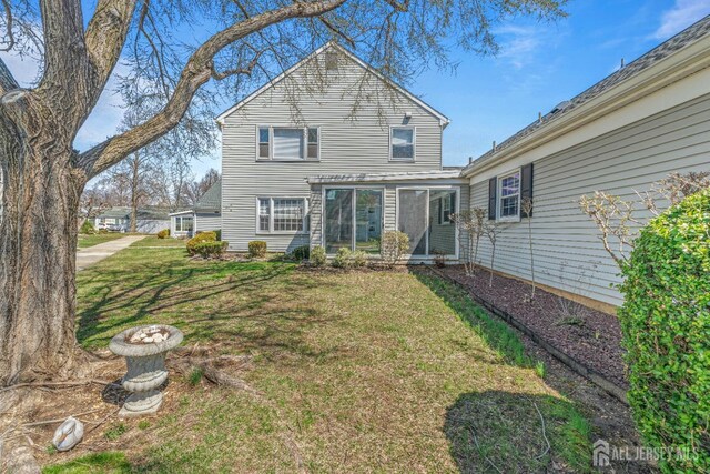 195 Mayflower Way Unit B, Monroe, NJ 08831 - rear view of property with a yard