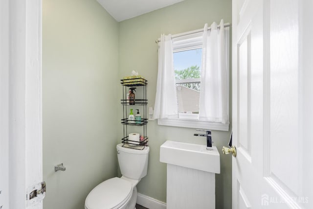1402 Glenwood Dr, Piscataway, NJ 08854 - bathroom with toilet and baseboards