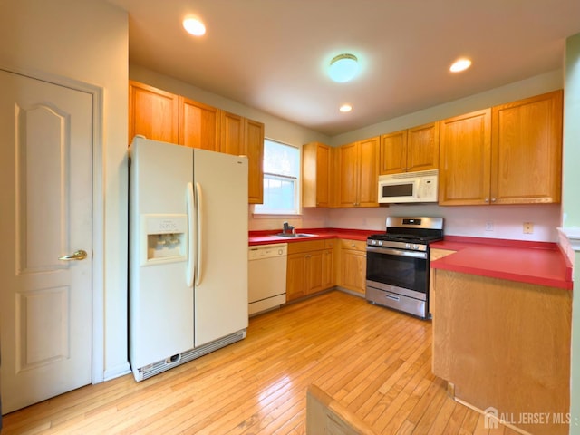 315 Birch Ct, New Brunswick, NJ 08901 - kitchen featuring white appliances, light wood-style flooring, a sink, and recessed lighting